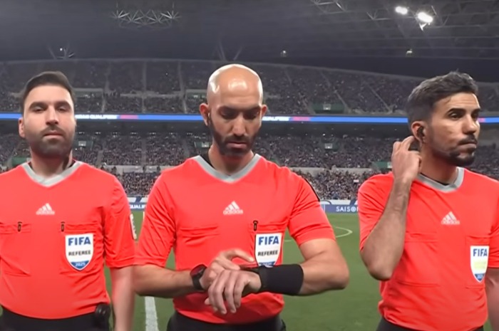 Menyoroti kiprah wasit Ahmad Al Ali (tengah) yang akan memimpin pertandingan Timnas Indonesia vs Arab Saudi di Round 4 Kualifikasi Piala Dunia 2026 Zona Asia.