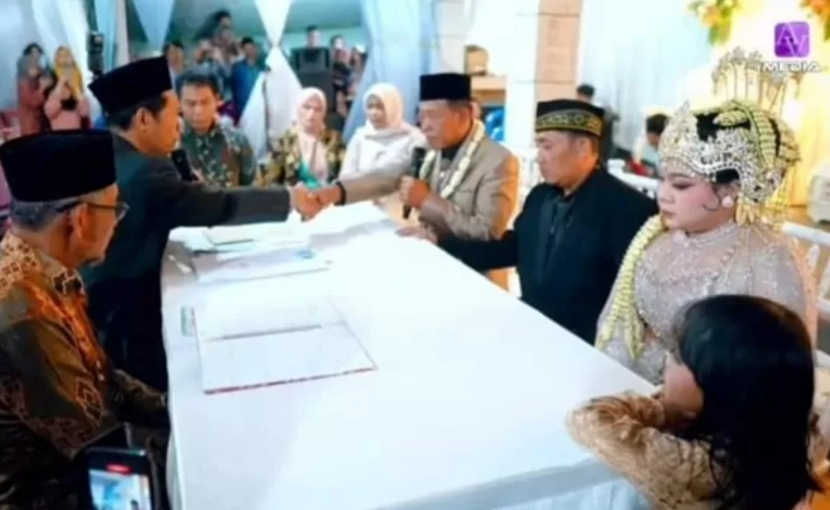 Tarman (74) yang menikahi gadis, Shela Arika (24) asal Pacitan.