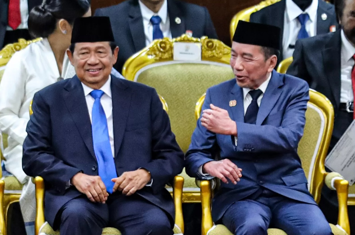 Presiden ketujuh RI Joko Widodo berbincang dengan Presiden keenam Susilo Bambang Yudhoyono.