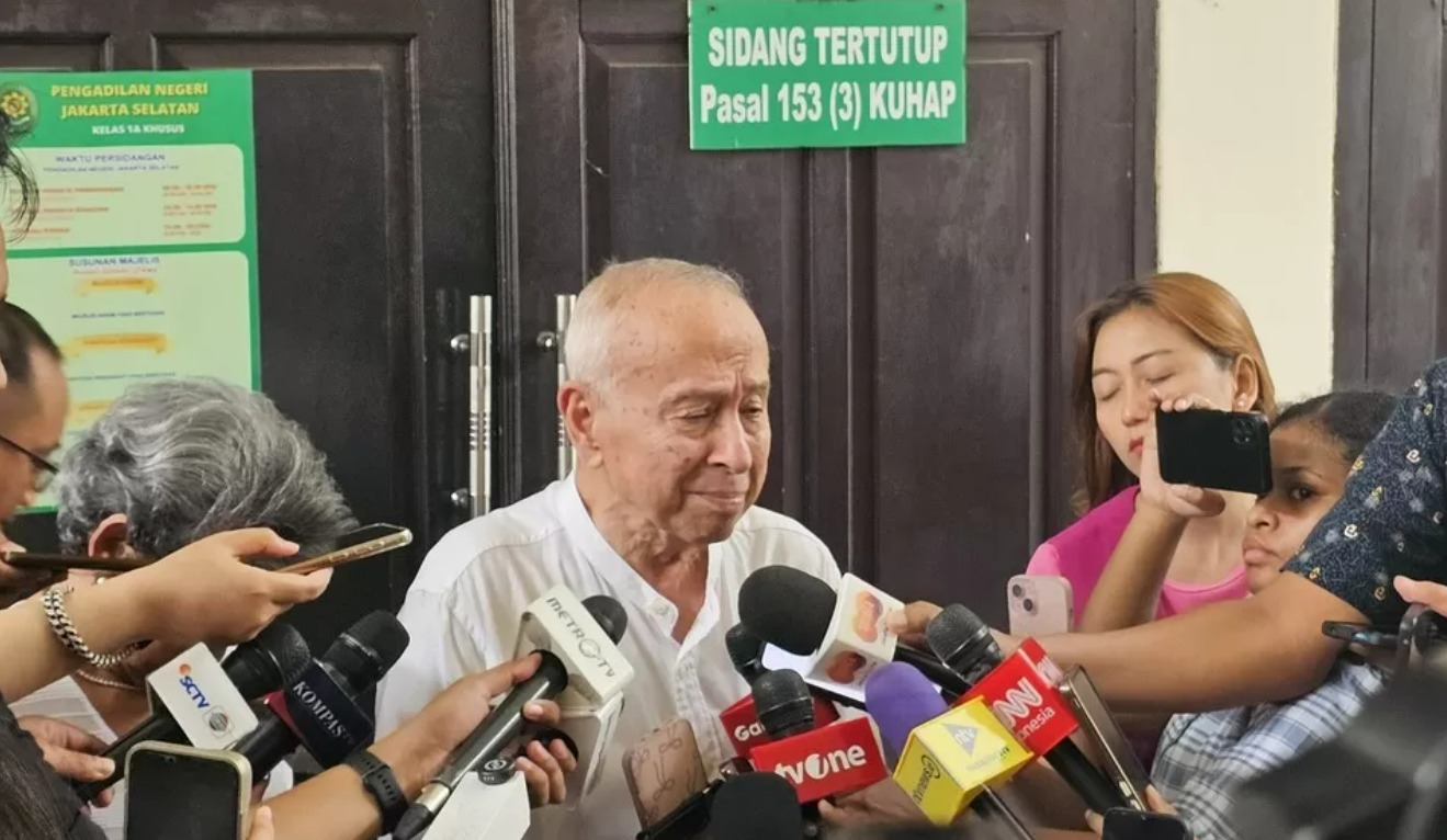 Ayah Nadiem, Nono Anwar Makarim, ditemui usai persidangan praperadilan di Pengadilan Negeri Jakarta Selatan, Senin (13/10).