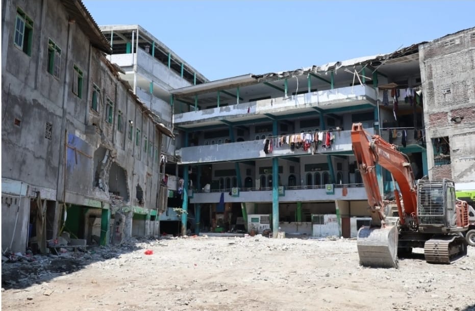 Berbagai respons renovasi Ponpes Al Khoziny menggunakan uang APBN.