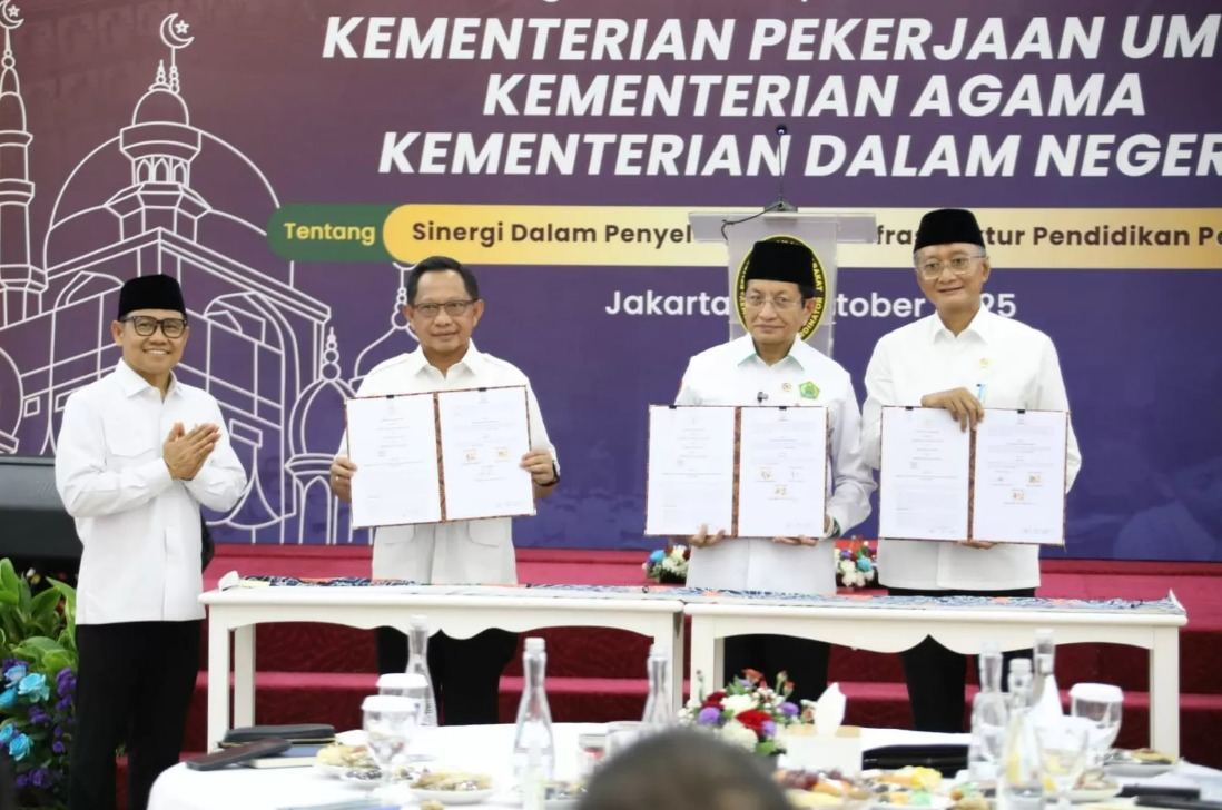 Mendagri Muhammad Tito Karnavian meneken kesepakatan bersama dengan Menteri Pekerjaan Umum (PU) Dody Hanggodo dan Menteri Agama (Menag) Nasaruddin Umar.