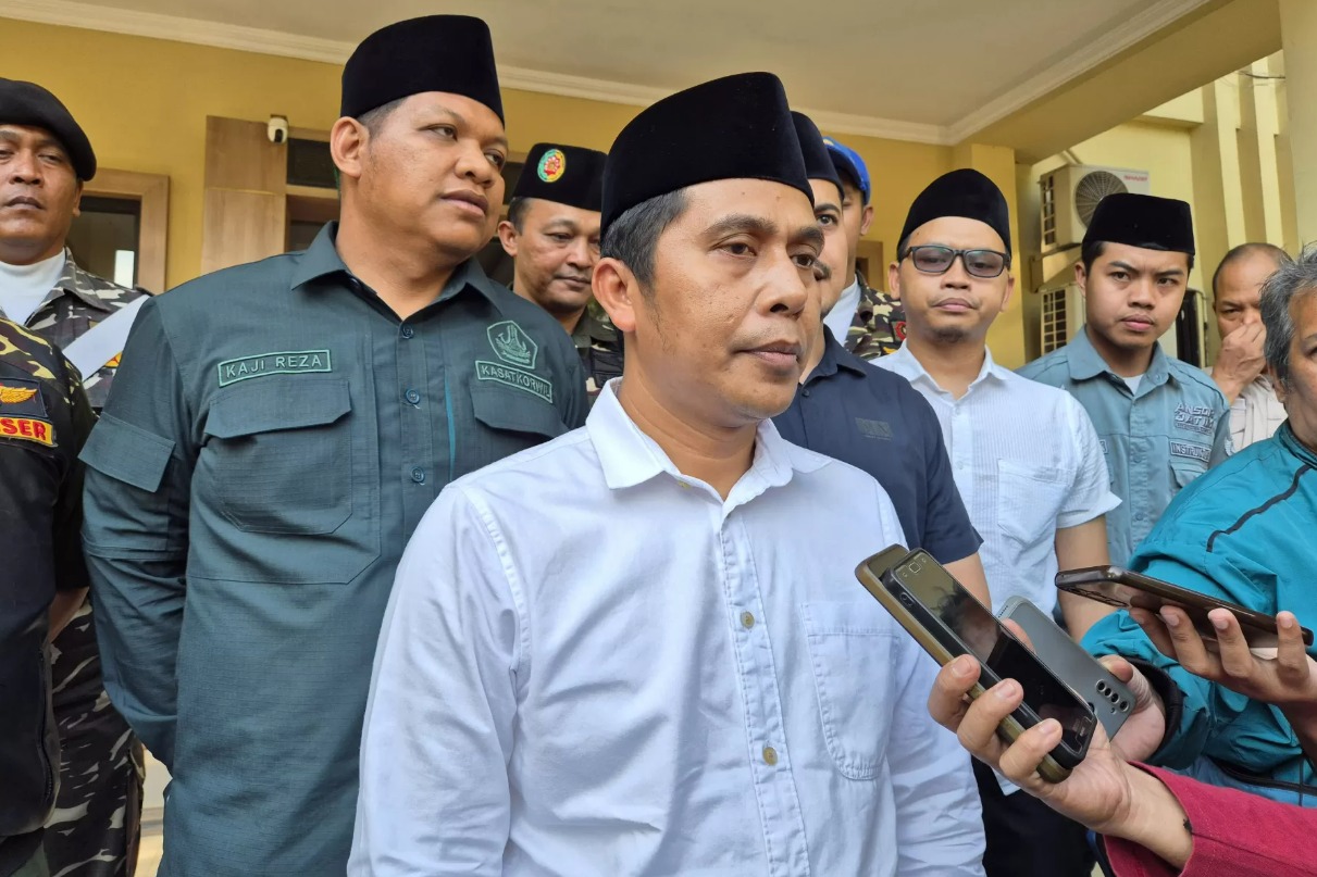 Ketua PW GP Ansor Jatim Musaffa Safril memberi keterangan usai melaporkan Trans7 ke Polda Jatim, Selasa (14/10/2025).