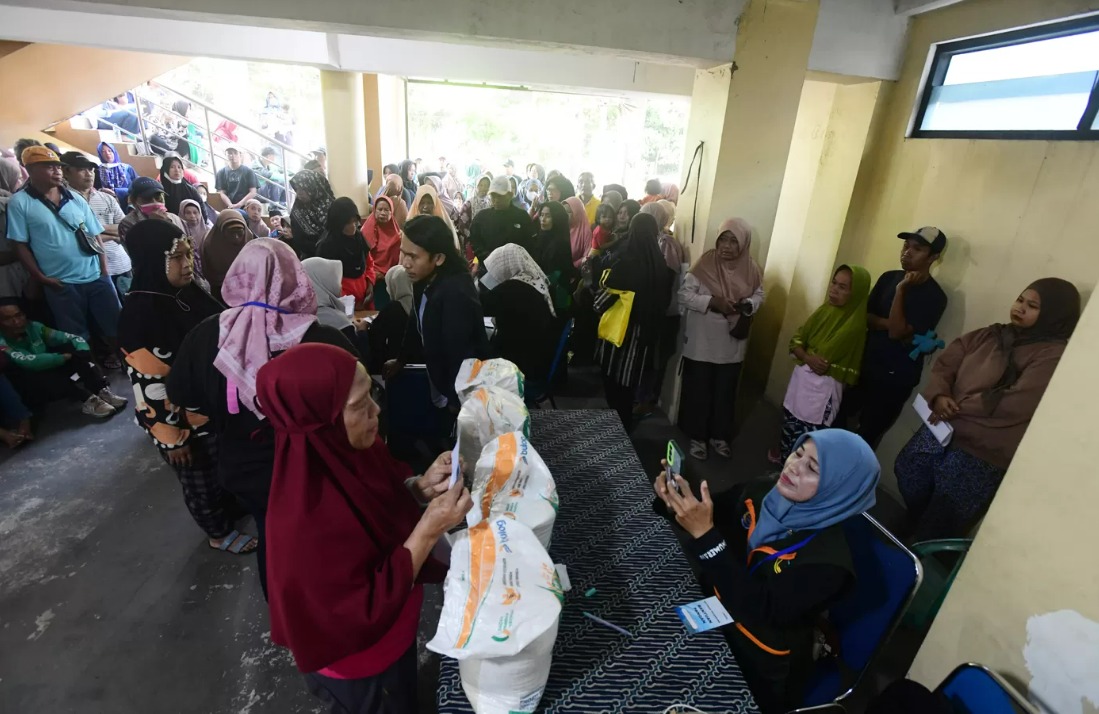 Keluarga Penerima Bantuan Pangan (PBP) antri untuk menerima Bantuan Pangan Non Tunai (BPNT) beras 20 kg di Kantor Kelurahan Rangkapan Jaya Baru, Depok, Jawa Barat, Kamis, (24/07/2025).