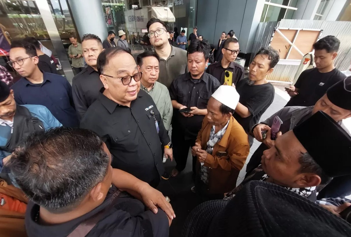 Sejumlah alumni Pondok Pesantren Miftahul Ulum Lepelle, Madura, temui Direktur Transmedia Latif Harnoko di gedung Transmedia di Tendean, Jakarta Selatan, Rabu (15/10).