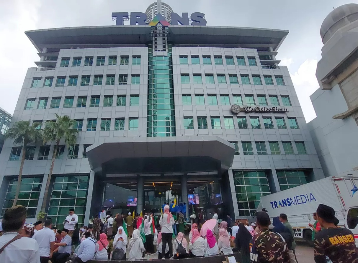 Ribuan massa dari kader Nahdlatul Ulama (NU) serta alumni pesantren se-DKI Jakarta menggelar aksi di depan kantor Trans 7, Jalan Tendean, Jakarta Selatan, Rabu (15/10).
