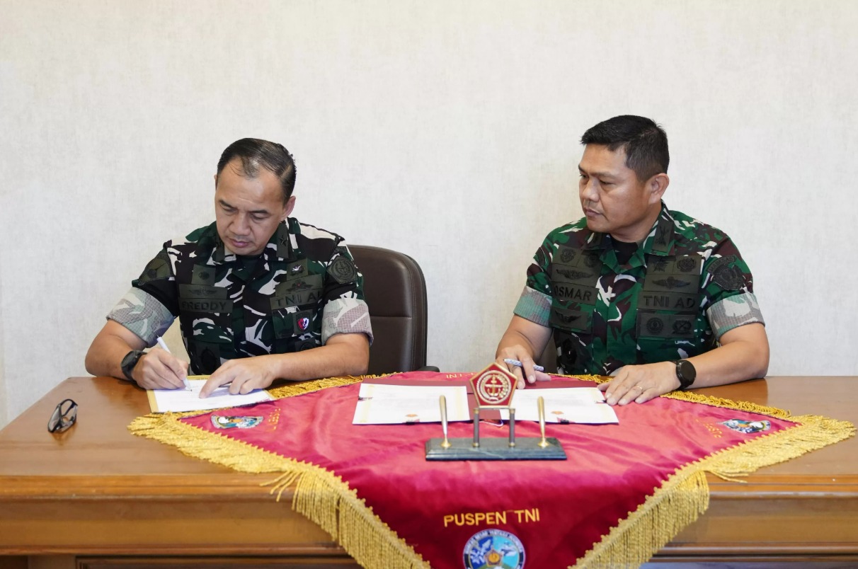 Kapuspen TNI Brigjen TNI (Mar) Freddy Ardianzah (kiri).