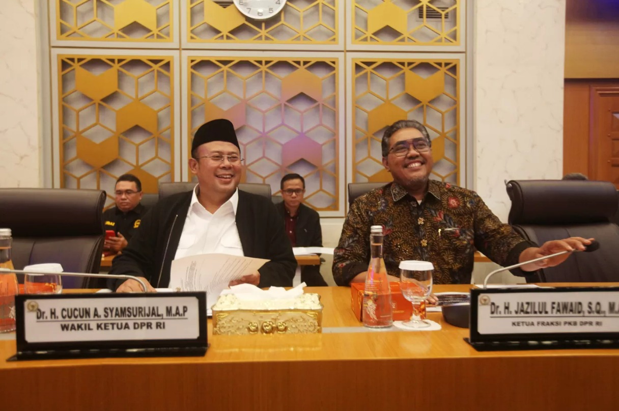 Wakil Ketua DPR, Cucun Ahmad Syamsurizal bersama Ketua Fraksi PKB Jazilul Fawaid sebelum RDPU (Rapat Dengar Pendapat Umum) dengan Pimpinan DPR di Komisi IV DPR, Kompleks Parlemen, Senayan, Jakarta.