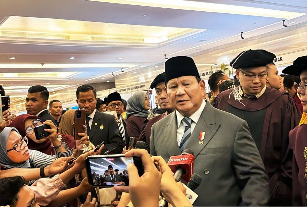 Presiden RI Prabowo Subianto saat memberikan keterangan usai orasi ilmiah pada wisuda Universitas Kebangsaan Republik Indonesia (UKRI) di Kota Bandung, Jawa Barat, Sabtu (18/10/2025).