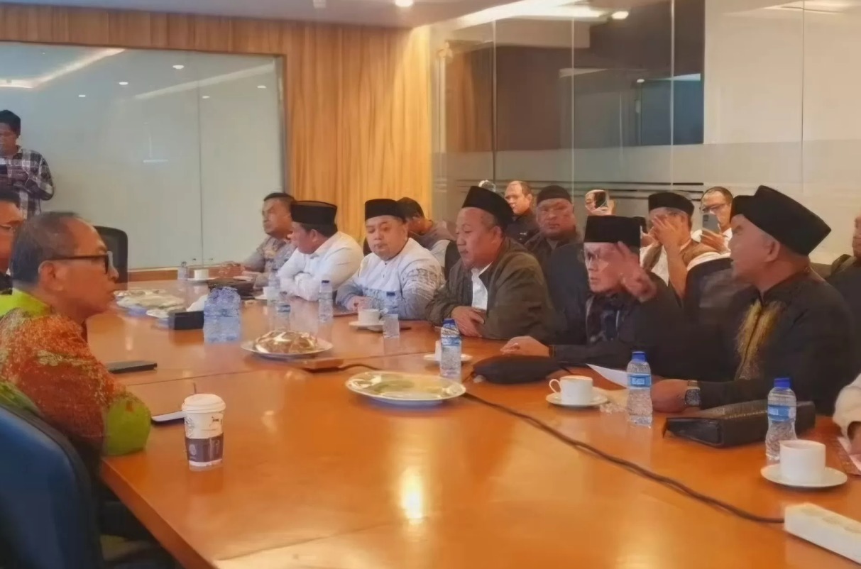 Alumni dan santri Pondok Pesantren Lirboyo melakukan audiensi dengan pihak Trans7 di kawasan Tendean, Jakarta Selatan, Selasa (14/10).