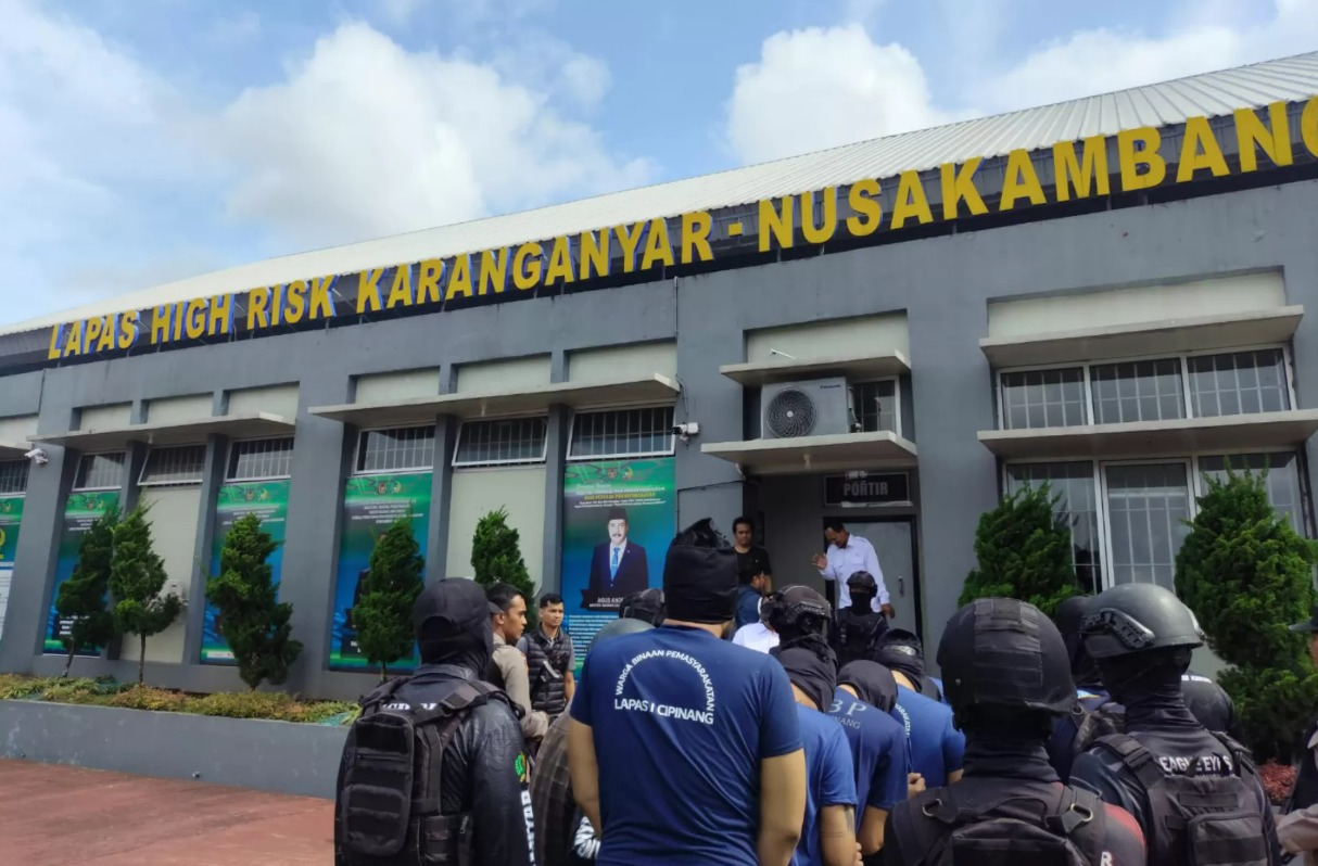 Proses pemindahan Ammar Zoni dan 5 warga binaan lainnya dari Jakarta Timur ke lapas Super Maximum Security di Pulau Nusakambangan.