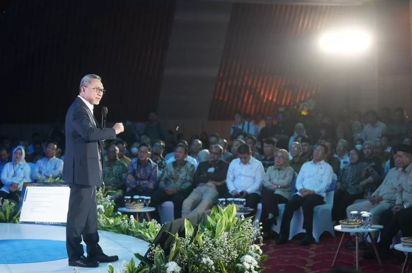 Menko Pangan Zulkifli Hasan umumkan capaian 0 persen impor beras dan surplus 4 juta ton di acara Townhall Satu Tahun Kinerja Kemenko Pangan.