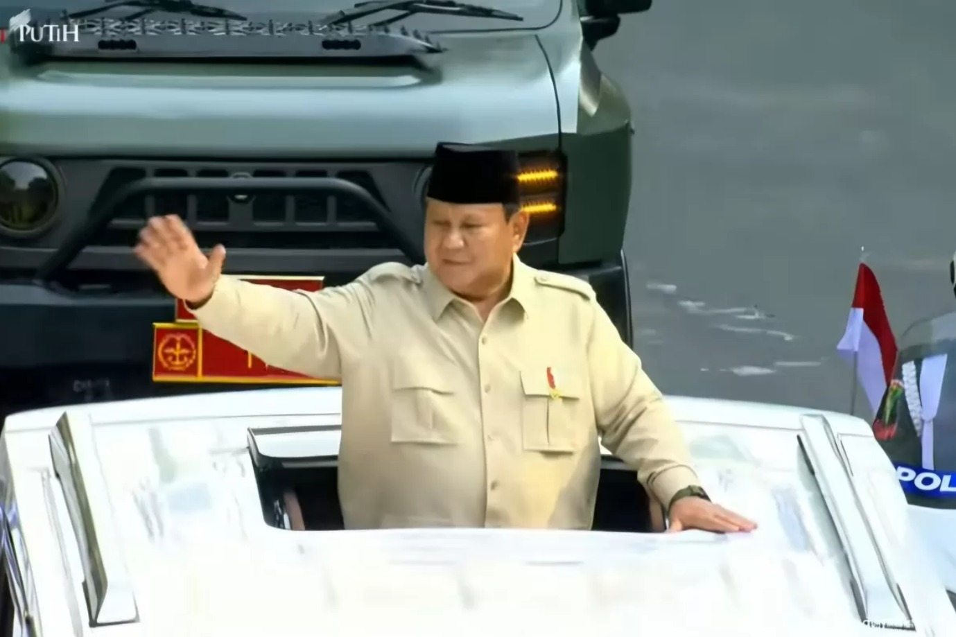 Presiden Prabowo Subianto menumpangi Maung Pindad dari Istana Kepresidenan, Jakarta, menuju Lapangan Monas untuk memimpin apel peringatan HUT ke-80 TNI, Minggu (5/10).
