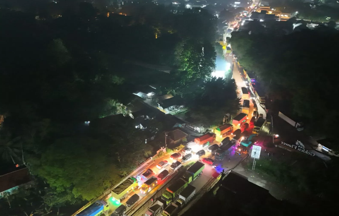 Kemacetan horor yang kerap di kawasan Parung Panjang Bogor kini tak lagi dirasakan warga usai aktivitas tambang ditutup sementara oleh Gubernur Jabar Dedi Mulyadi.