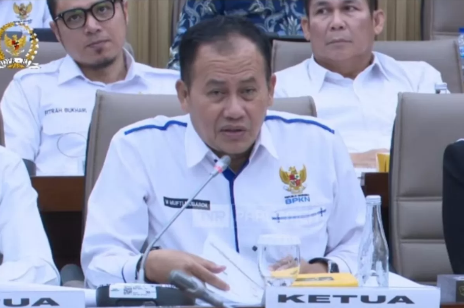 Ketua BPKN RI, Muhammad Mufti Mubarok saat rapat dengar pendapat dengan Komisi VI DPR RI di Kompleks Parlemen, Senayan, Jakarta, Kamis (13/2)
