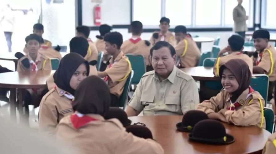 Presiden Prabowo Subianto mengunjungi Sekolah Rakyat yang ada di kawasan Jakarta Selatan. Saat ini sudah terbentuk 166 unit Sekolah Rakyat di Indonesia.