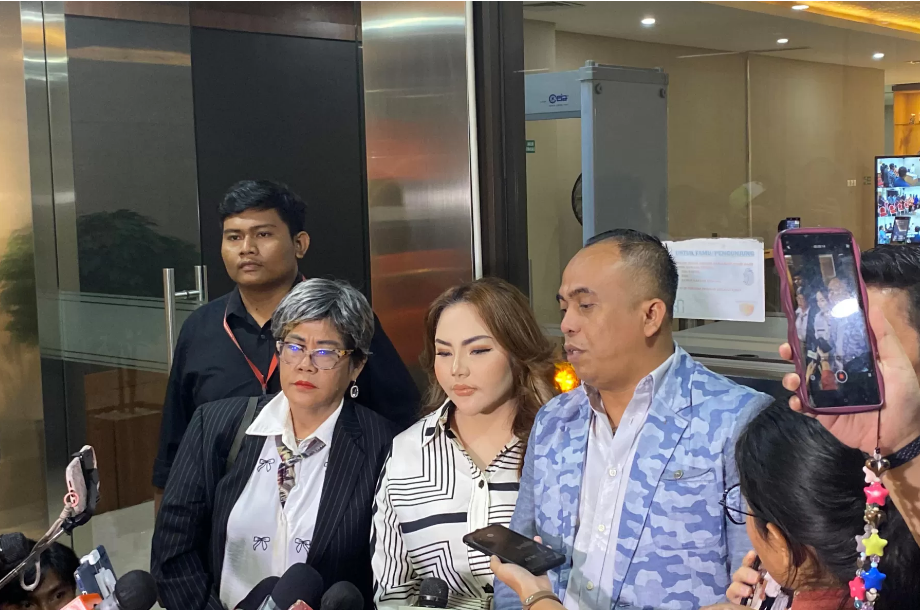 Lisa Mariana bersama penasihat hukumnya memberikan keterangan usai diperiksa sebagai tersanngka di Gedung Bareskrim Polri pada Jumat malam (24/10/2025).