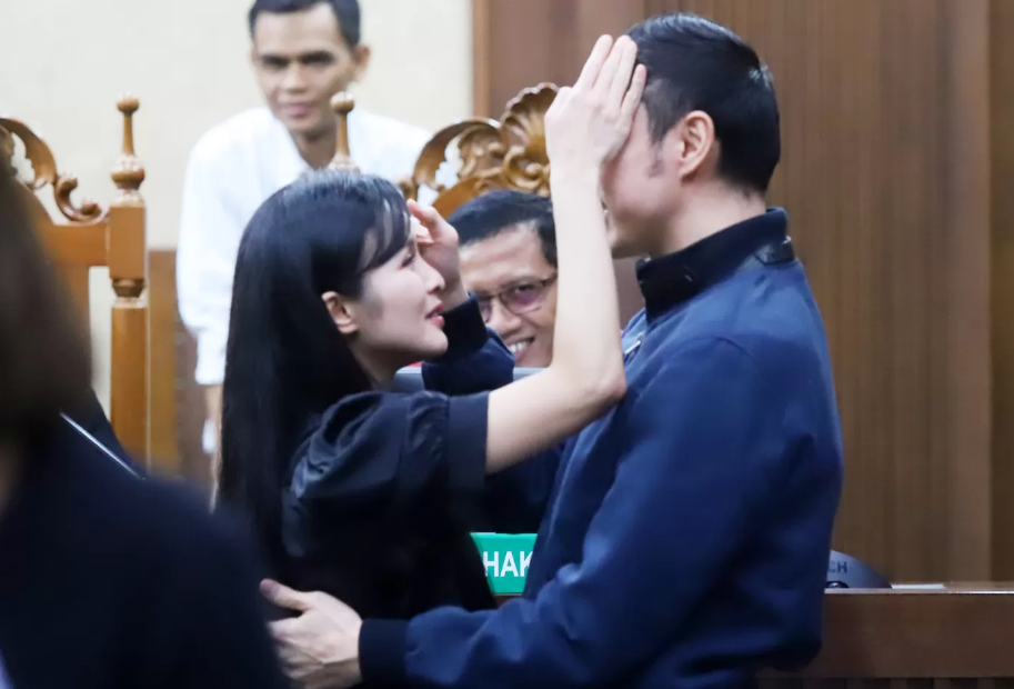 Artis Sandra Dewi memeluk suaminya yang juga terdakwa kasus dugaan korupsi tata niaga komoditas timah di wilayah izin usaha pertambangan PT Timah Tbk tahun 2015-2022.