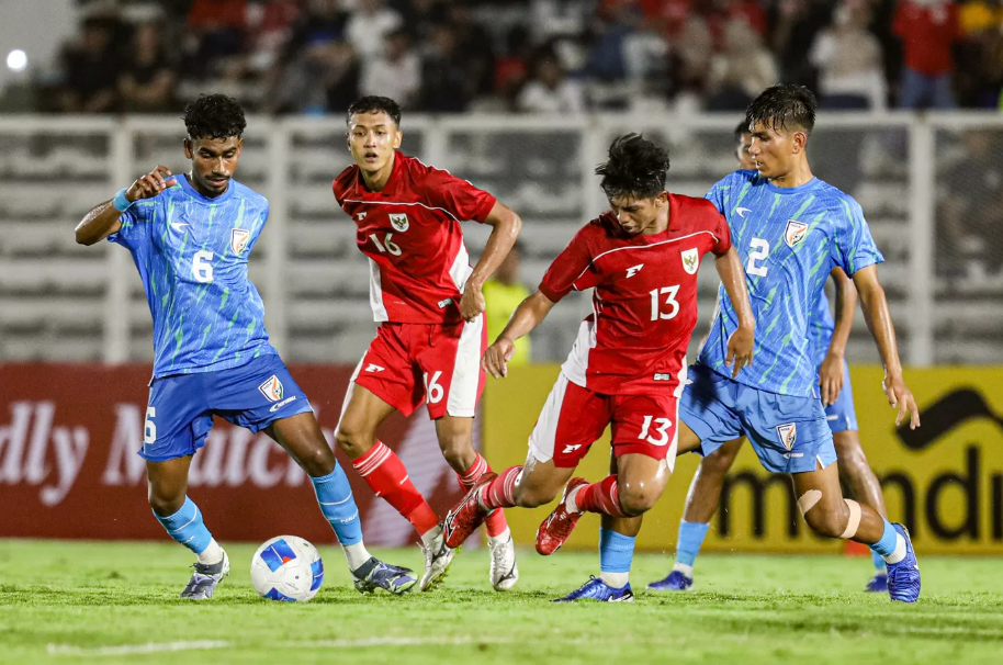 Pesepak bola Timnas Indonesia U-23 berebut bola dengan pesepak bola Timnas India U-23 pada pertandingan persahabatan di Stadion Madya, Kompleks GBK, Senayan, Jakarta, Jumat (10/10/2025).