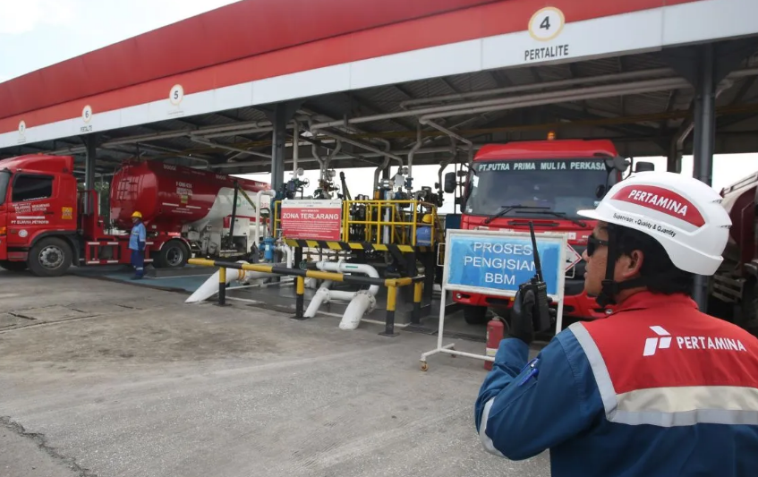 Petugas melakukan monitoring proses pengisian bahan bakar minyak (BBM) jenis pertalite ke mobil tangki di Integrated Terminal Dumai, Dumai, Riau, Jumat (17/10/2025).