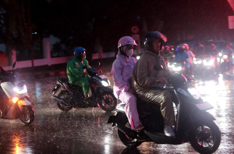 Pengendara sepeda motor melintas saat hujan deras mengguyur kawasan Kebayoran Baru, Jakarta Selatan.
