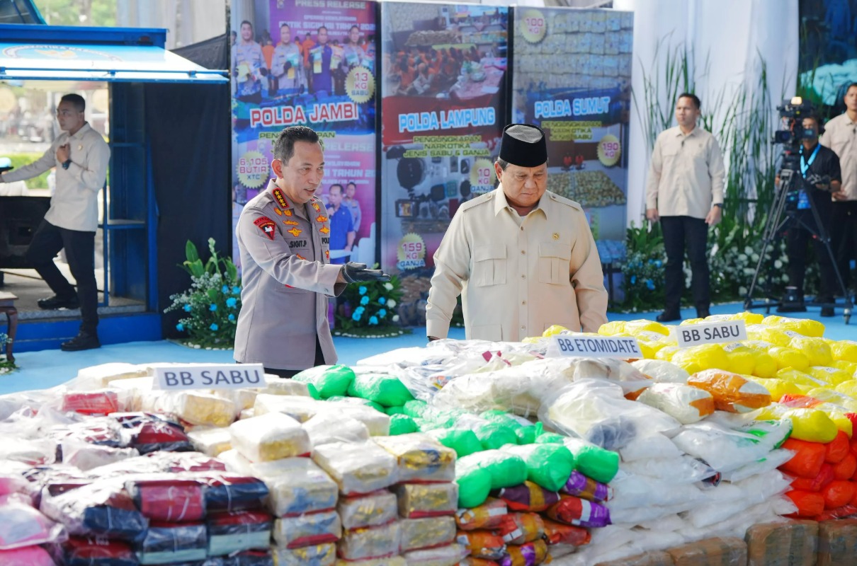 Kapolri Listyo Sigit menunjukkan barang bukti narkoba di Lapangan Bhayangkara, Jakarta Selatan, kepada Presiden Prabowo Subianto, Rabu (29/10).