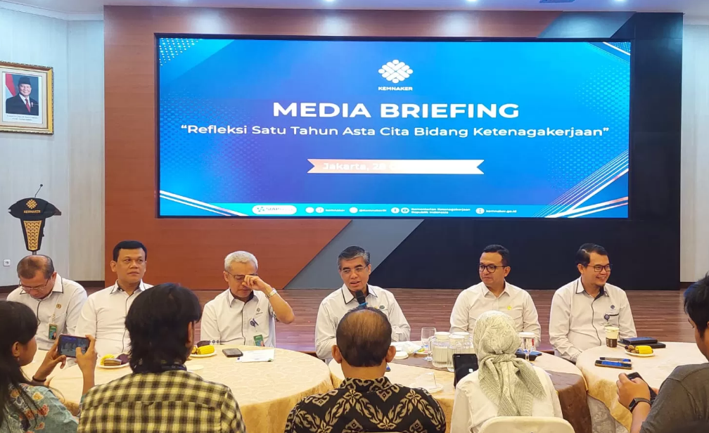 Menteri Ketenagakerjaan Yassierli menyampaikan bahwa dalam satu tahun terakhir pemerintahan Presiden Prabowo Subianto, sudah ada sekitar dua juta lapangan kerja terbuka.