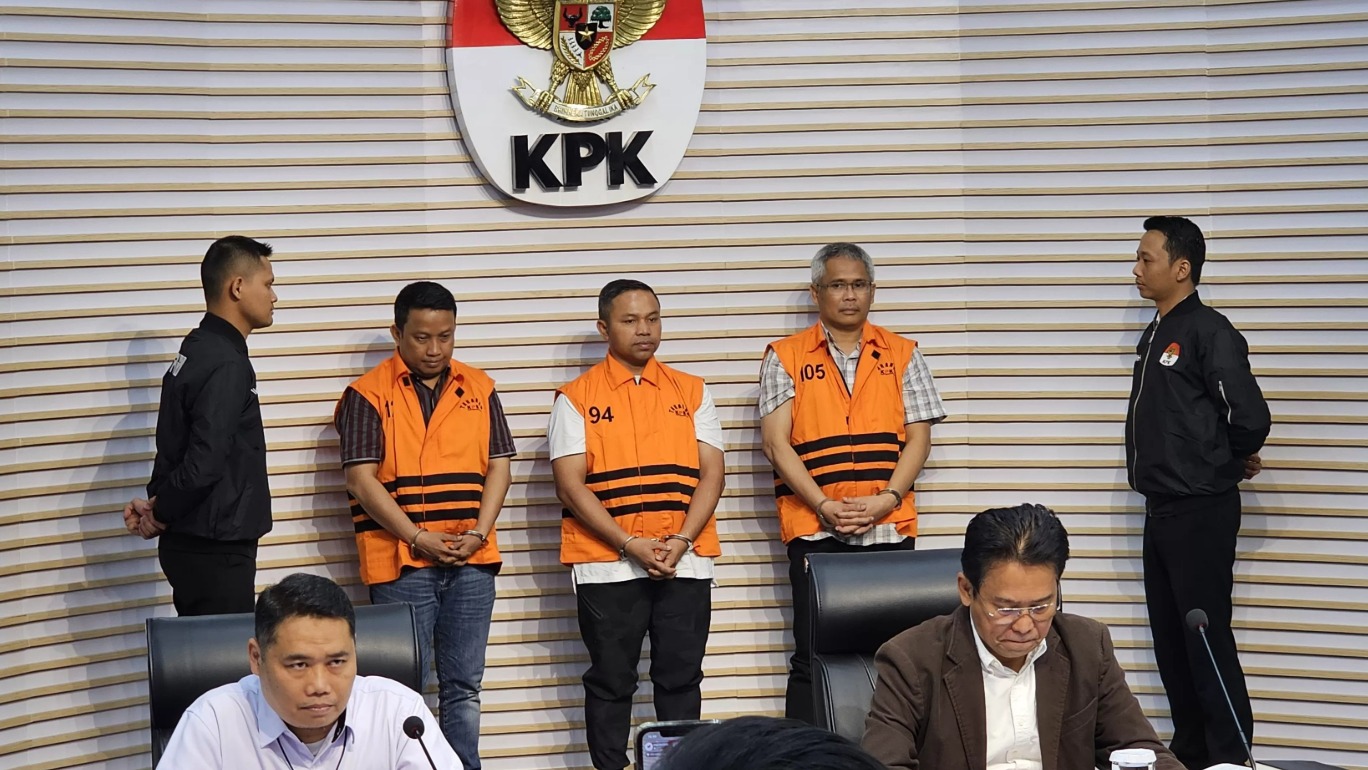 KPK resmi menetapkan Gubernur Riau Abdul Wahid, Kepala Dinas PUPR PKPP M. Arief Setiawan; serta Tenaga Ahli Gubernur Riau, Dani M. Nursalam sebagai tersangka.
