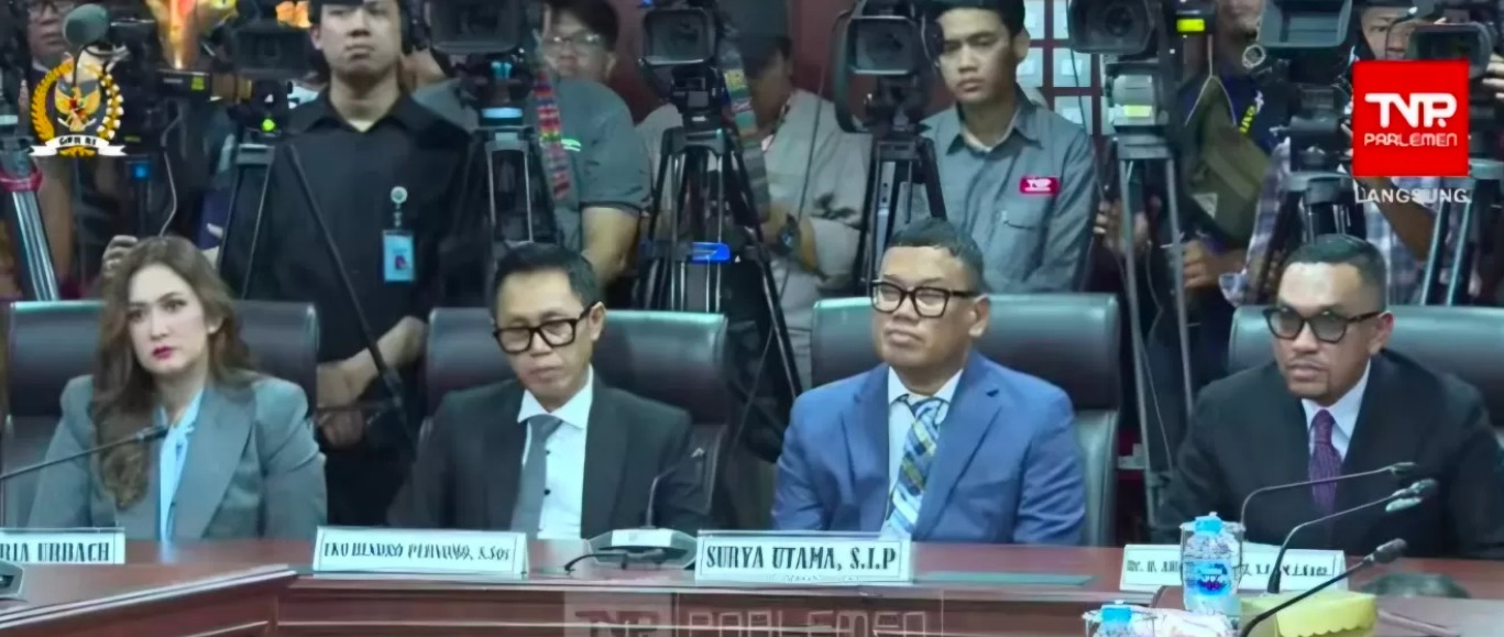 Anggota DPR nonaktif Ahmad Sahroni, Uya Kuya, Nafa Urbach, Eko Patrio, dan Adies Kadir saat menghadiri sidang putusan MKD DPR di Kompleks Parlemen, Senayan, Jakarta, Rabu (5/11).