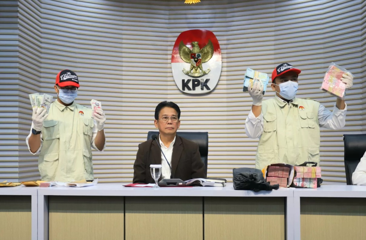 Penyidik menunjukan barang bukti disaksikan oleh Wakil Ketua KPK Johanis Tanak di Gedung KPK, Jakarta, Rabu (5/11/2025).