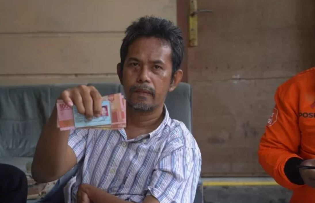Salah seorang penerima bansos sembako dan PKH yang disalurkan PT Pos Indonesia.
