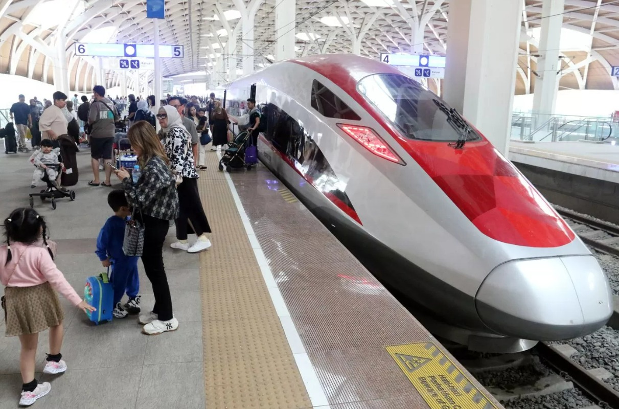 Tampilan Whoosh, kereta Cepat Jakarta-Bandung. Rencana pengembangan kereta cepat Jakarta-Surabaya masih menanti regulasi, yakni Perpres.