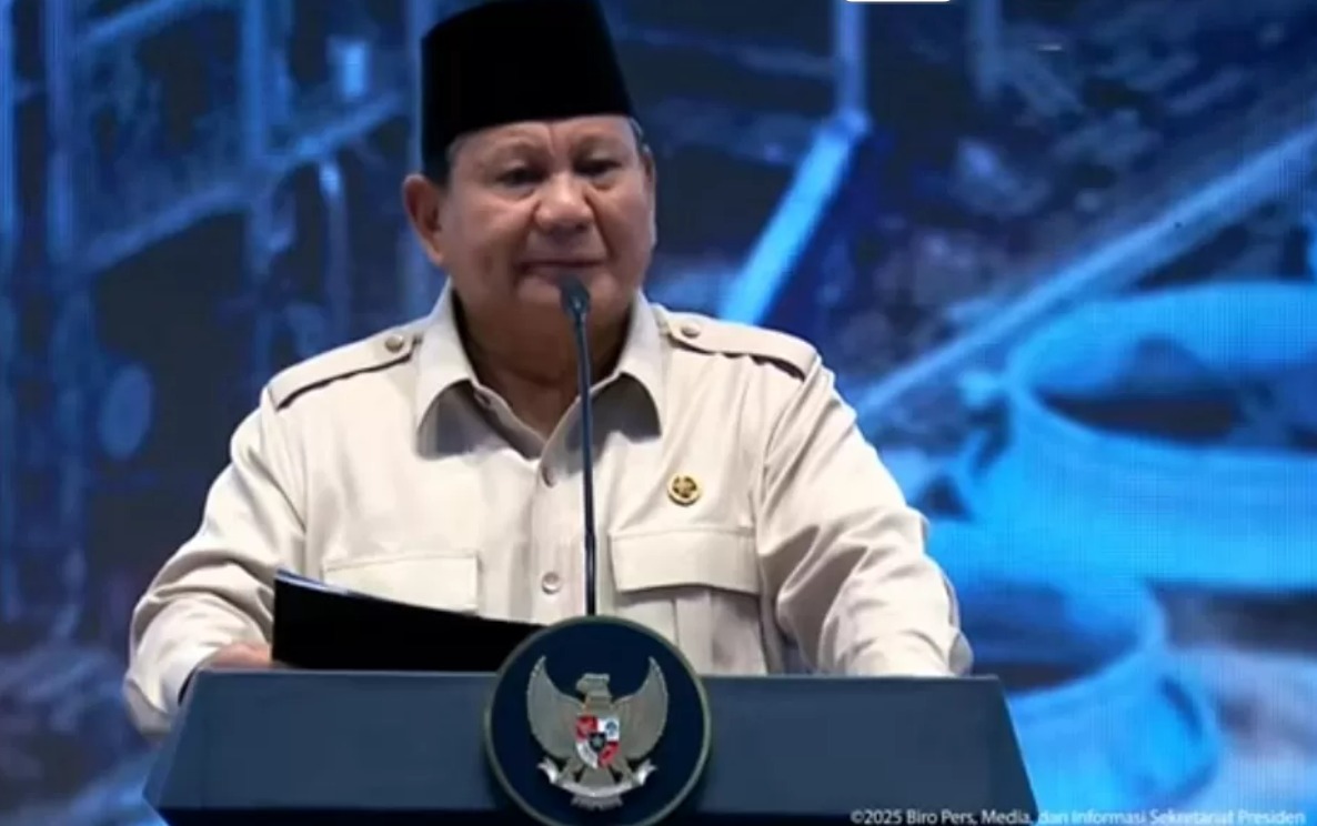 Presiden Prabowo Subianto saat menyampaikan sambutan dalam acara peresmian PT Lotte Chemical Indonesia, di Cilegon, Banten, Kamis (6/11).