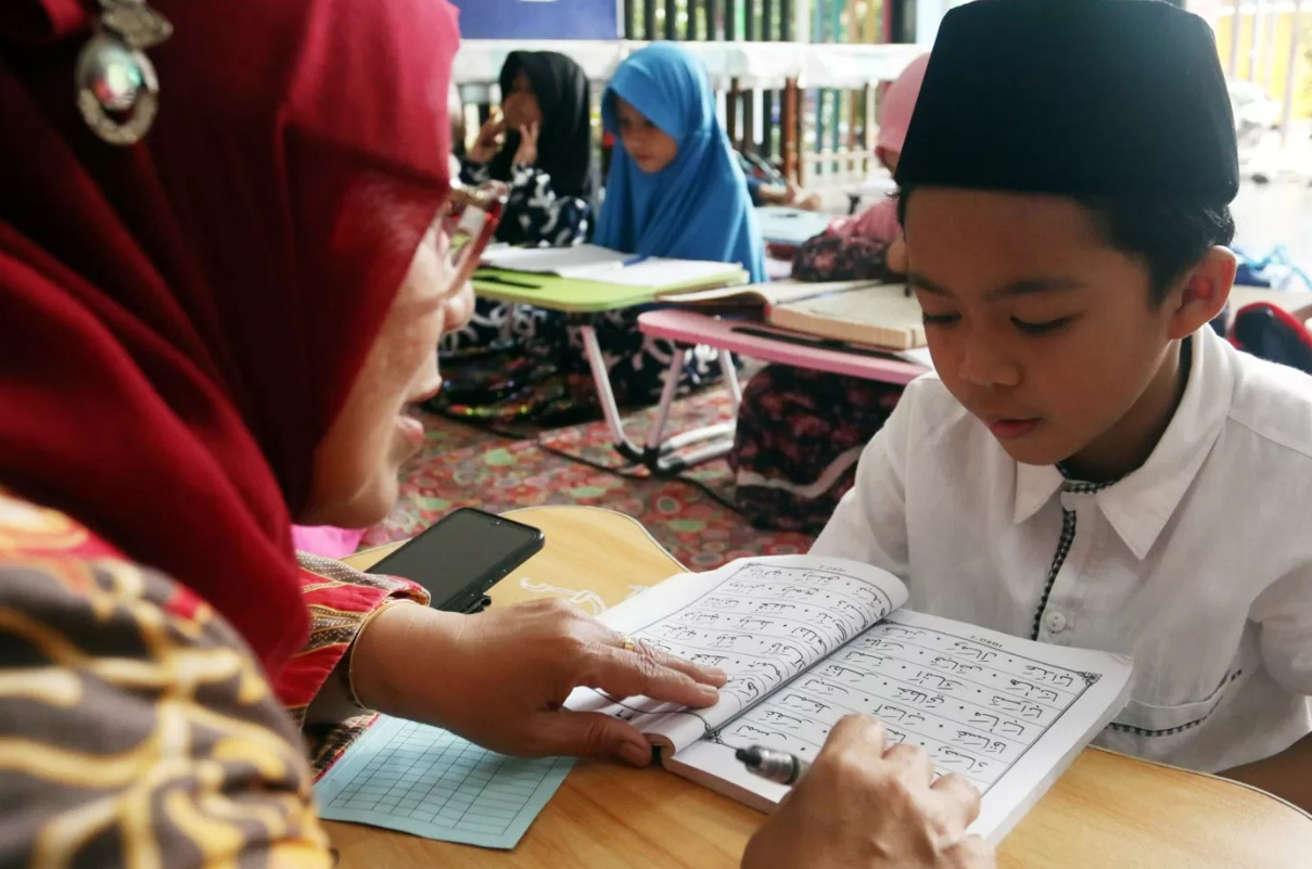 Anak-anak mengikuti pesantren kilat di Ruang Publik Terpadu Ramah Anak (RPTRA) Malinjo, Jakarta, Senin (10/3/2025).