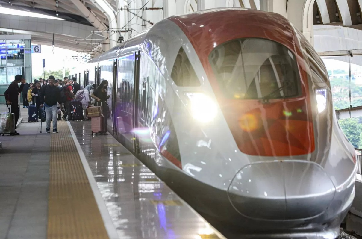 Kereta cepat whoosh sudah bikin KAI merugi nyaris Rp 1 triliun, namun pemerintah masih percaya diri untuk melanjutkan rute kereta cepat hingga ke Surabaya.