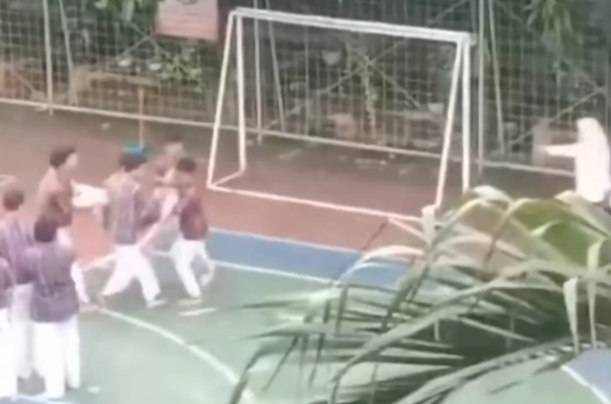 Siswa SMAN 72 Jakarta membopong rekannya yang menjadi korban ledakan.