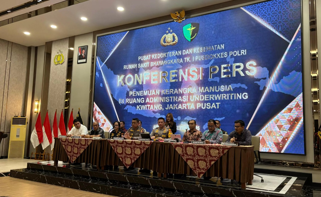 Polri bersama jajaran menyampaikan keterangan mengenai temuan 2 kerangka manusia di Gedung ACC, Kwitang, Senen, Jakpus. Polisi memastikan 2 kerangka manusia itu adalah Farhan dan Reno.