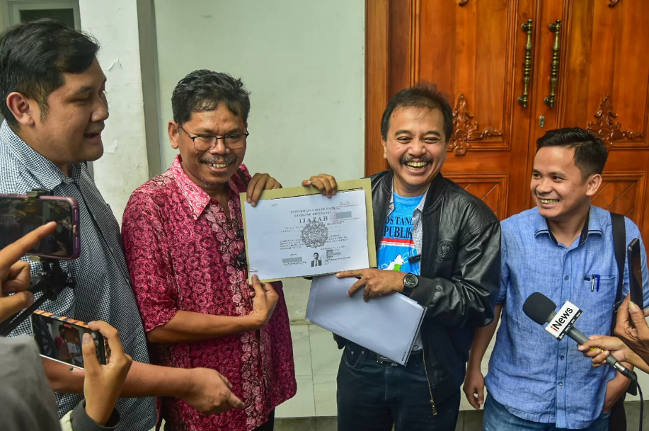 Pakar Telematika Roy Suryo bersama Pengamat Kebijakan Publik Bonatua Silalahi dan tim lainnnya memperlihatkan salinan foto copy ijazah presiden ke-7 RI Joko Widodo