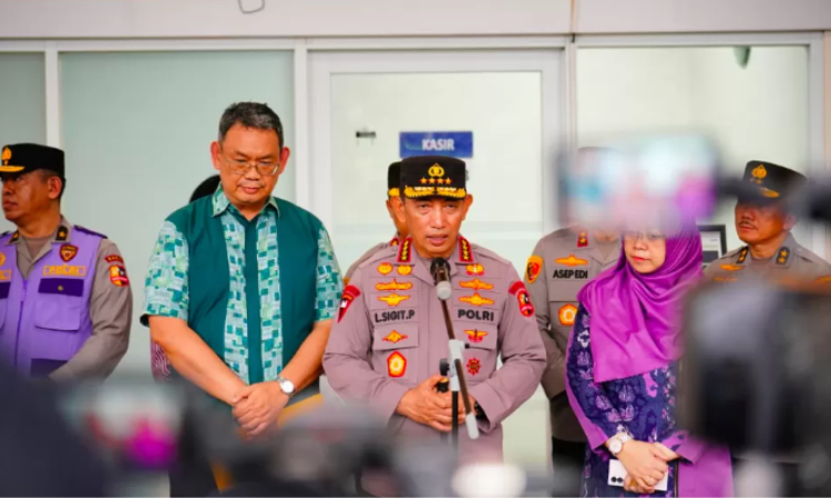 Kapolri Jenderal Polisi Listyo Sigit Prabowo menyampaikan informasi terkini mengenai insiden ledakan di SMAN 72 Jakarta pada Jumat siang (7/11).
