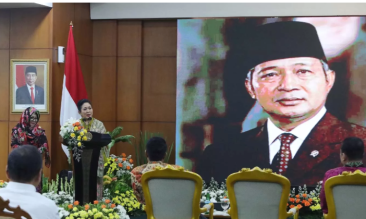 Keluarga Presiden RI ke-2 Soeharto, Siti Hardijanti Rukmana dan Titiek Soeharto memberikan sambutan dalam acara Silaturahmi Kebangsaan