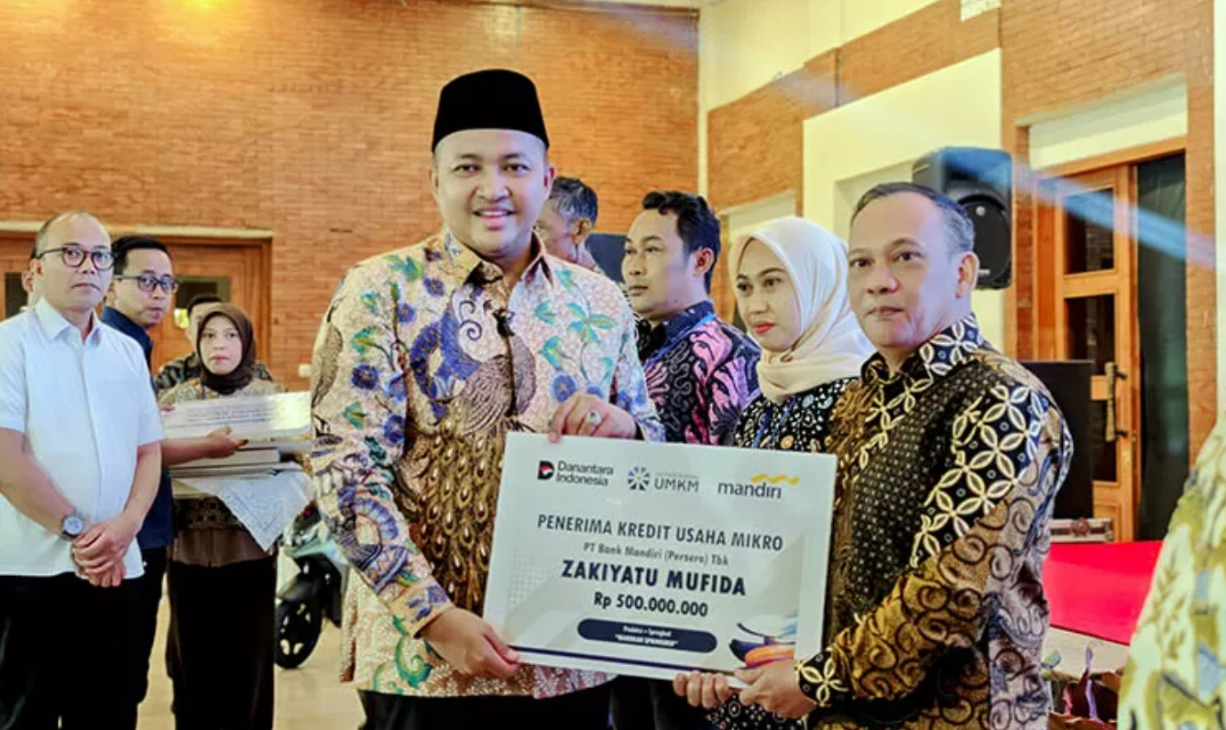 KUCURKAN: Bupati Pasuruan HM Rusdi Sutejo menyerahkan perguliran dana KUR untuk pelaku UMKM.