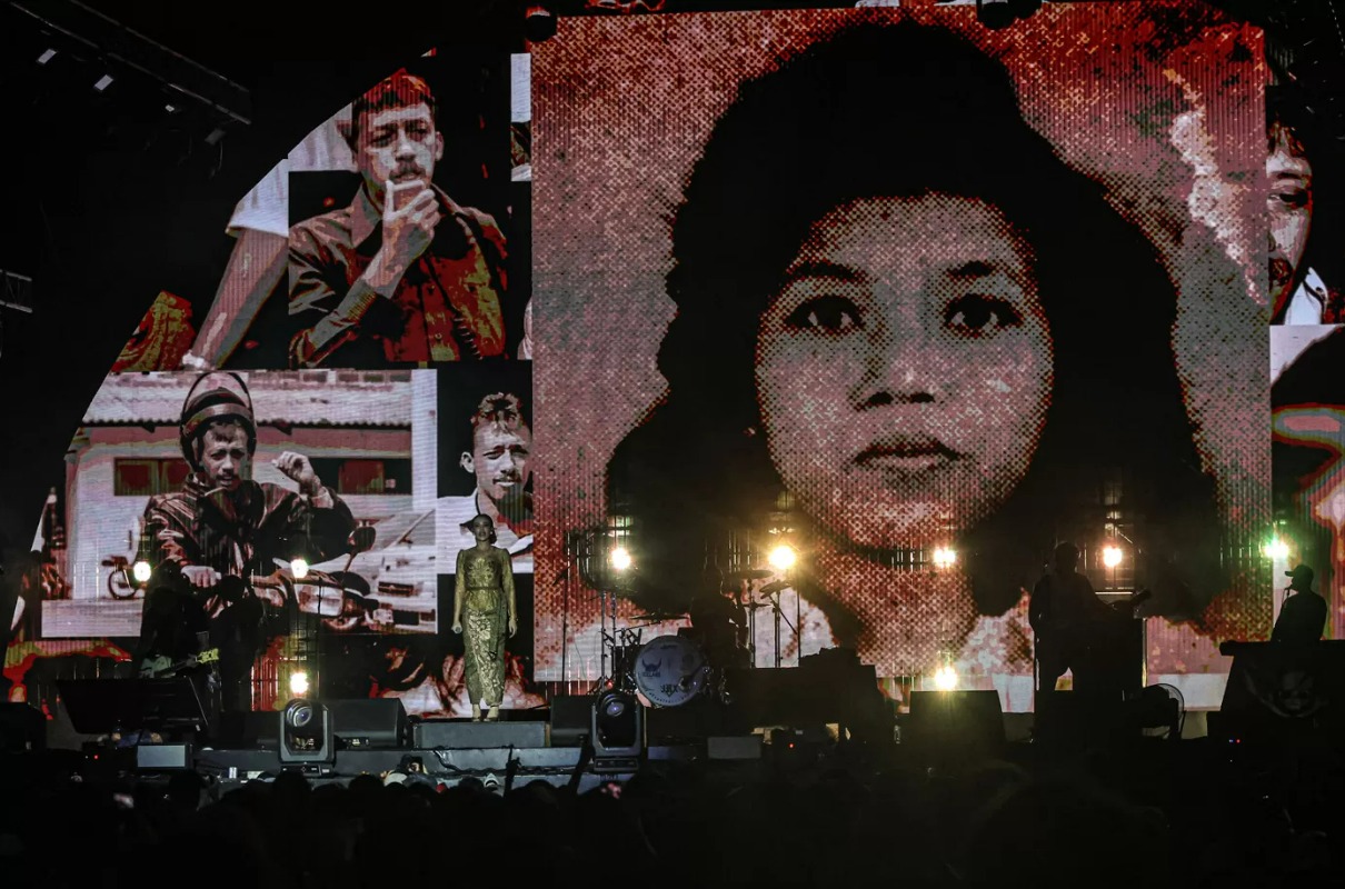 Foto aktivis Marsinah tampil saat grup band SID bernyanyi di Syncronize 2025 di Gambir Expo, Jakarta, Minggu (05/10/2025).