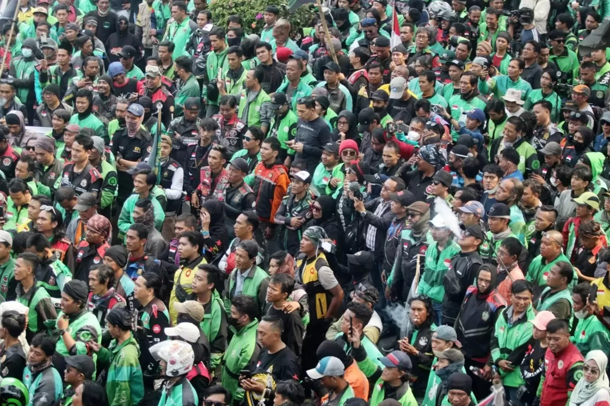 Ilustrasi demo ojol. Pengamat ingatkan jangan ada sweeping saat demo ojol hari ini, dan sampaikan tuntutan yang jelas.