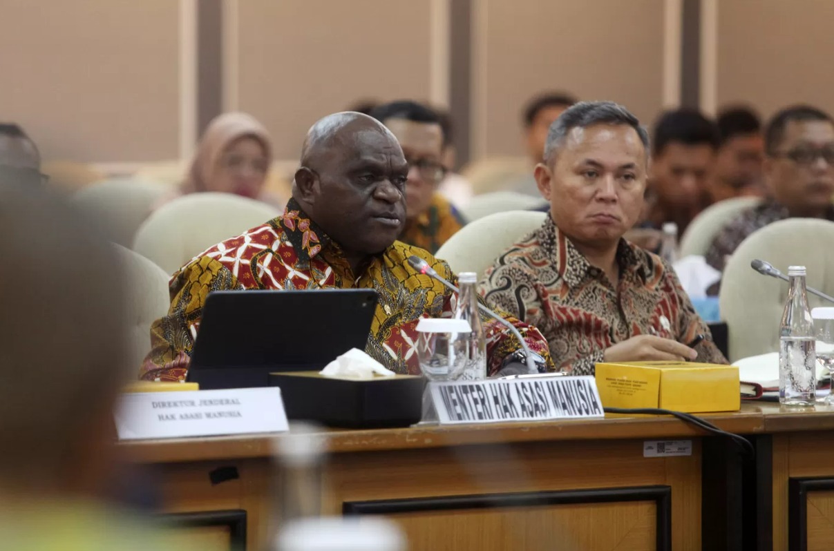 Menteri Hak Asasi Manusia (HAM) Natalius Pigai bersama Wakil Menteri HAM Mugiyanto pada rapat kerja dengan Komisi XIII DPR di Kompleks Parlemen, Senayan, Jakarta, Kamis (31/10/2024).