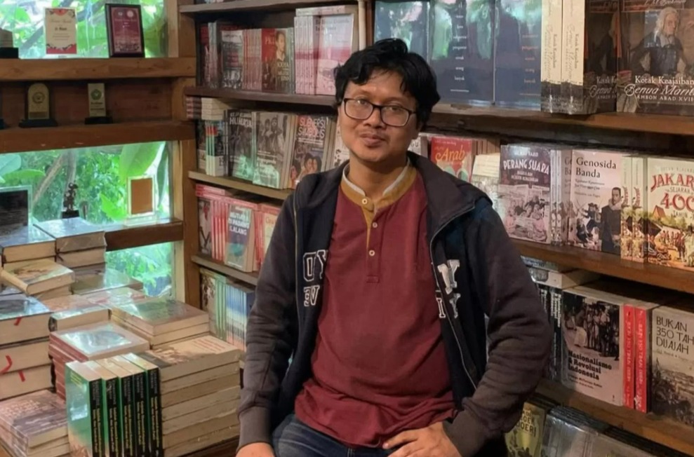 Sejarawan Unair Pradipto Niwandhono menilai gelar Pahlawan Soeharto menjadi cermin kemunduran demokrasi Indonesia.