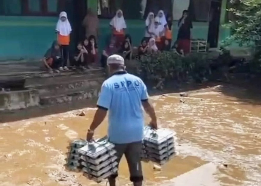 Para relawan SPPG di Kecamatan Aluh-Aluh, Kabupaten Banjar, Kalimantan Selatan, harus menyeberangi laut dan sungai demi memastikan ratusan porsi MBG tiba di sekolah tepat waktu.