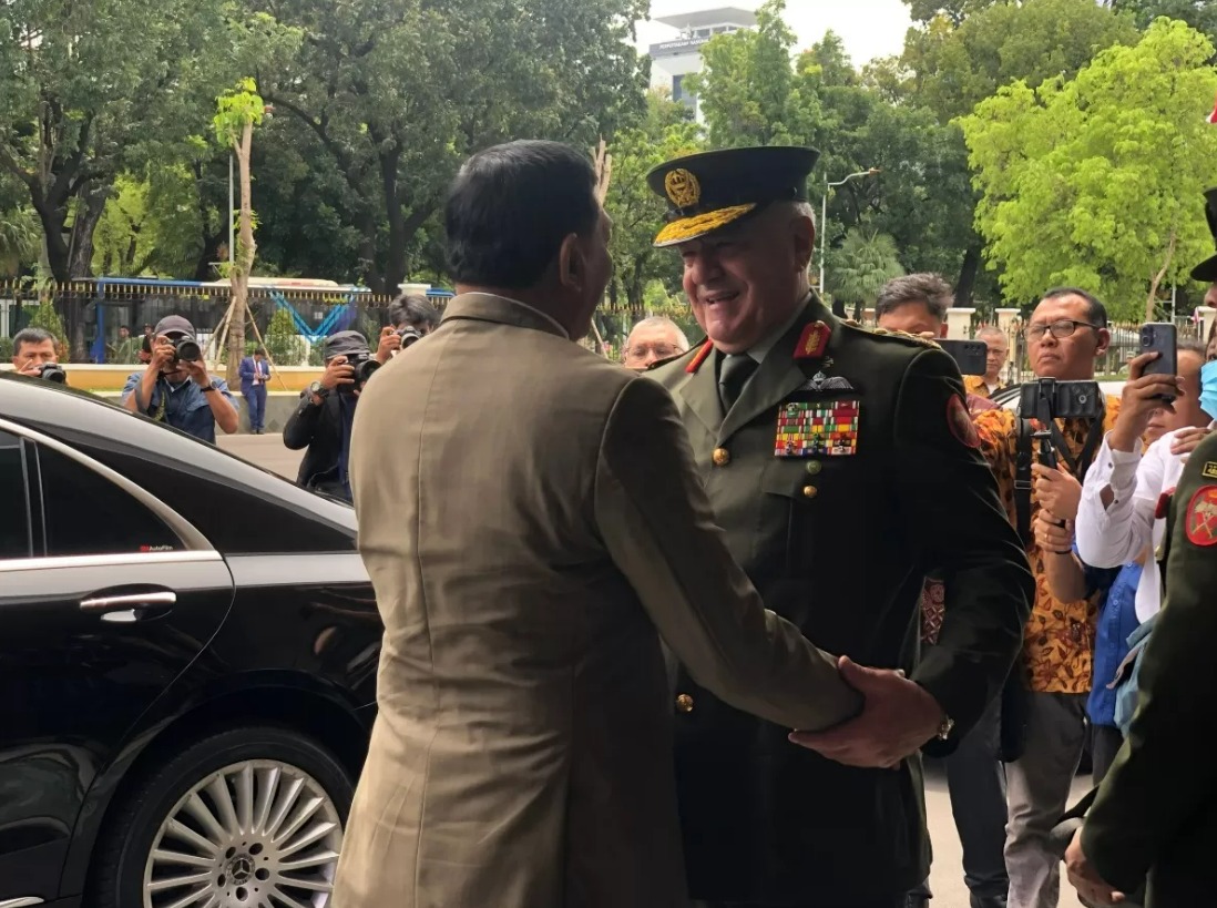 Menhan Sjafrie Sjamsoeddin mengantar Kepala Staf Gabungan Angkatan Bersenjata Yordania Mayor Jenderal Yousef Ahmed Al-Hunaiti meninggalkan kantor Kemhan pada Jumat (14/11).