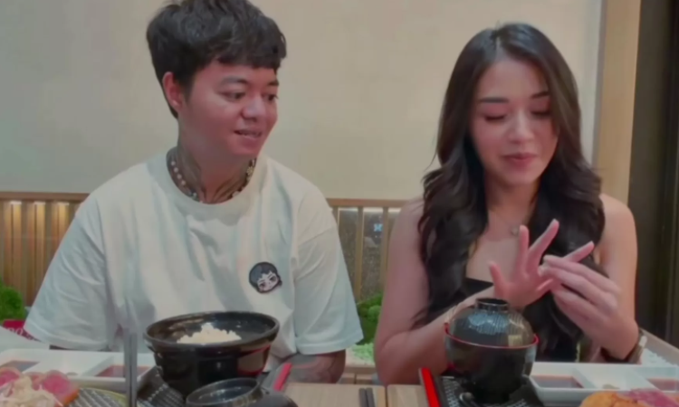 Momen romantis saat YouTuber Reza Arap memberikan cincin untuk Lula Lahfah.