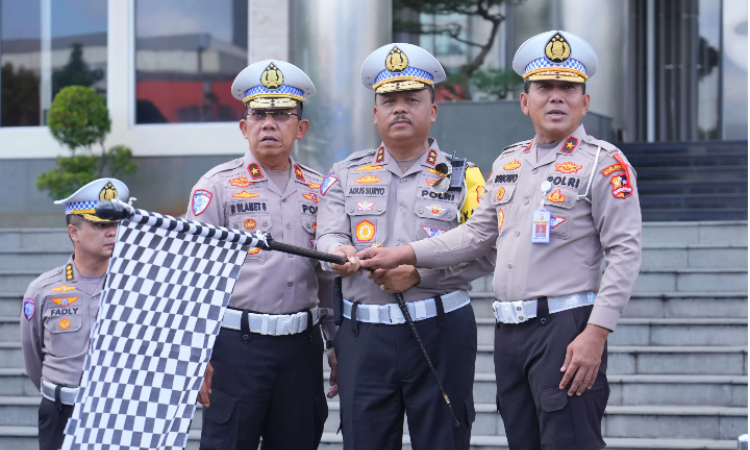 Kakorlantas Polri Irjen Pol Agus Suryonugroho bersama&nbsp;Dirregident Korlantas Polri Brigjen Pol Wibowo.