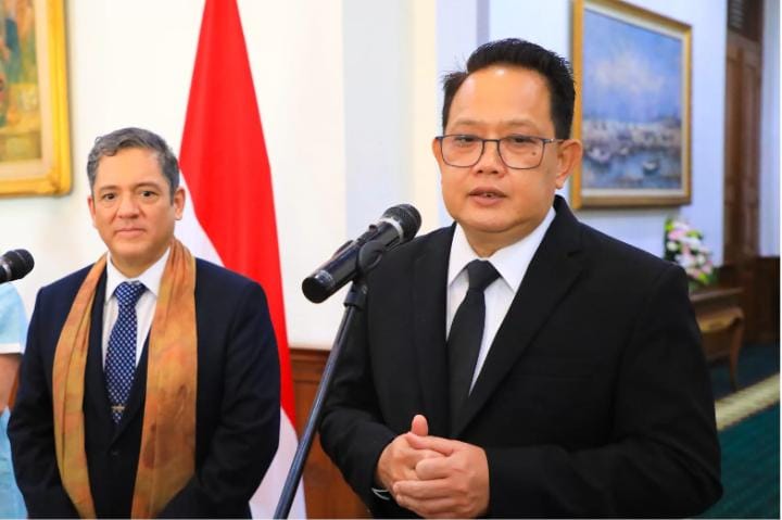 Sekdaprov Jatim, Adhy Karyono merespons buruh yang mengusulkan kenaikan UMP dan UMK 2026 sebesar 8-10 persen.